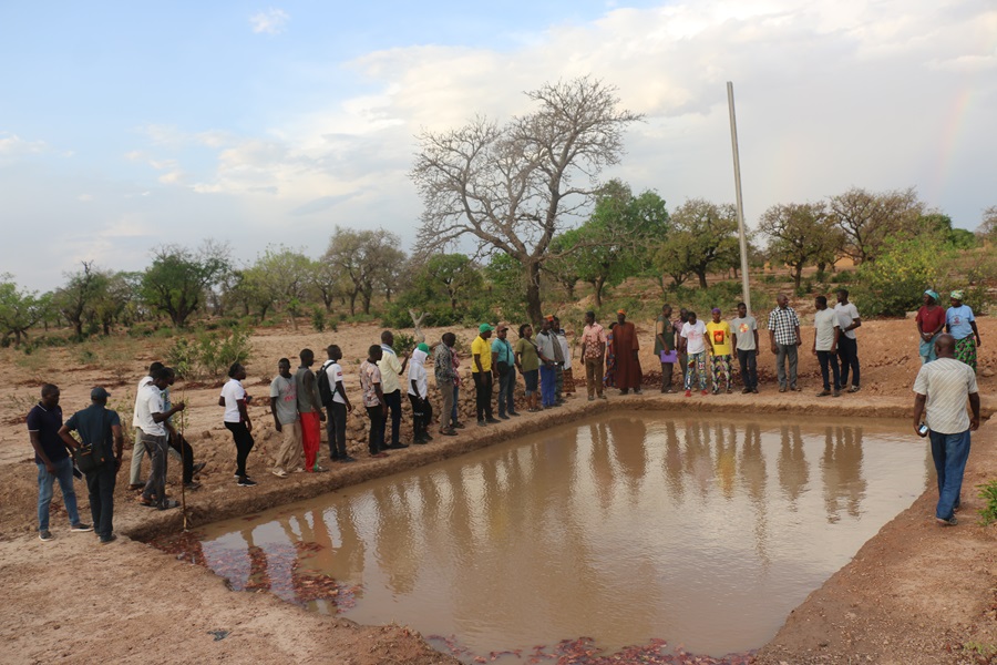 Des jeunes du réseau Groundswell International Afrique de l'Ouest en visite dans la ferme de Dapélogo( commune de Gounghin)